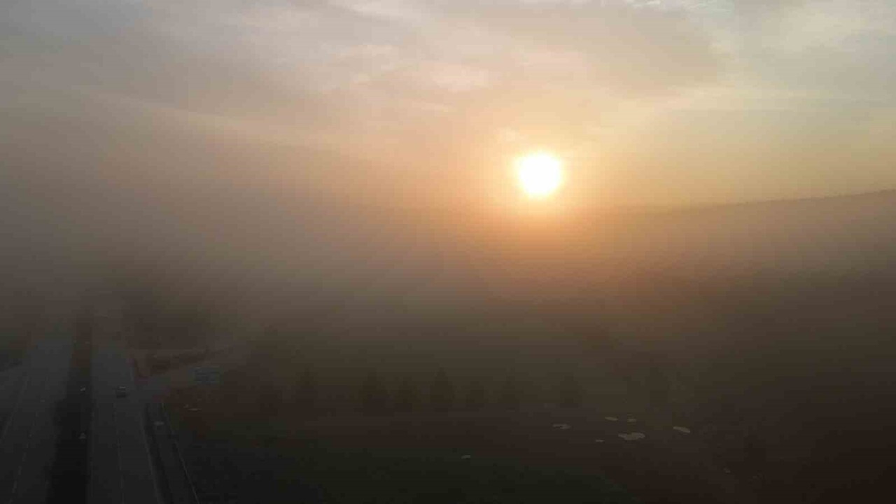 ESKİŞEHİR’DE SABAH SAATLERİNDE ETKİLİ OLAN SİS DRON İLE HAVADAN GÖRÜNTÜLENİRKEN, KENTİN BEYAZ BİR...