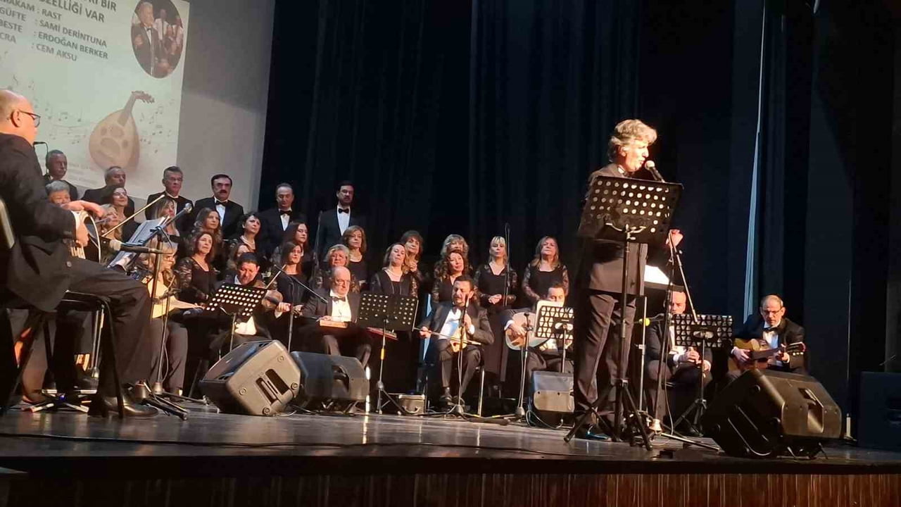 ESKİŞEHİR’DE TÜRK SANAT MÜZİĞİ KONSERİ YOĞUN İLGİ GÖRDÜ