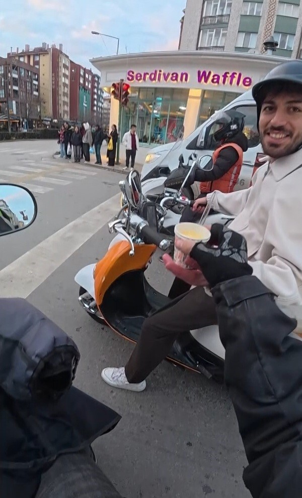 ESKİŞEHİR’DE YEMEK AĞITIMI YAPAN BİR KURYE MOTOSİKLETİNE YERLEŞTİRDİĞİ 1 ŞİŞE BOZAYI BARDAKLARA...