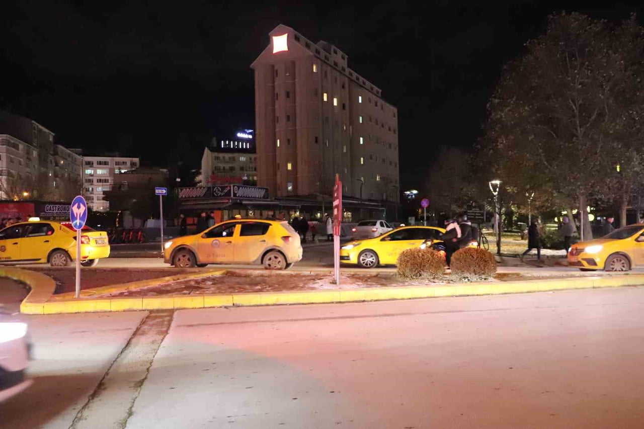 ESKİŞEHİR’DE YENİ YIL COŞKUSU KENTİN DÖRT BİR YANINI SARARKEN, TAKSİ ŞOFÖRLERİ GECE BOYUNCA...