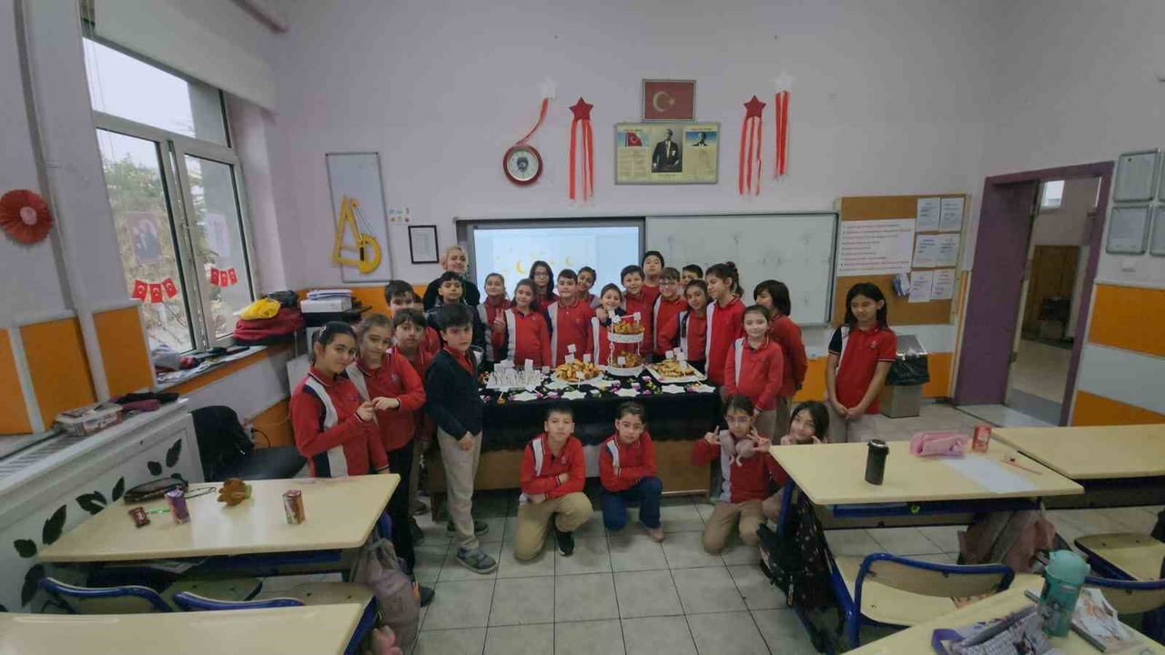 ESKİŞEHİR DUMLUPINAR İLKOKULU'NDA 4/D SINIFININ ÖĞRENCİLERİ, REGAİP KANDİLİ'Nİ ÖĞRETMENLERİ...