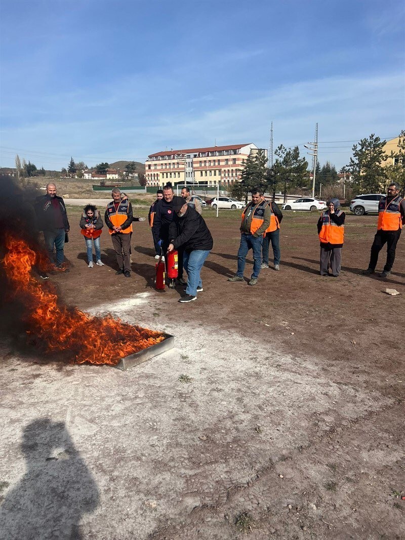 ESKİŞEHİR İL AFAD MÜDÜRLÜĞÜ EKİPLERİNCE GÖNÜLLÜLERE YÖNELİK GERÇEKLEŞTİRİLEN, AFET VE ACİL...