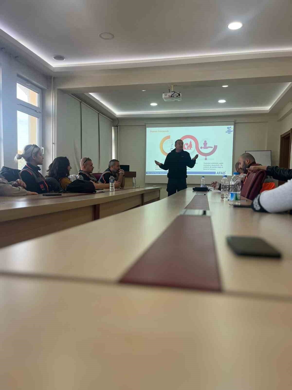 ESKİŞEHİR İL AFAD MÜDÜRLÜĞÜ EKİPLERİNCE GÖNÜLLÜLERE YÖNELİK GERÇEKLEŞTİRİLEN, AFET VE ACİL...