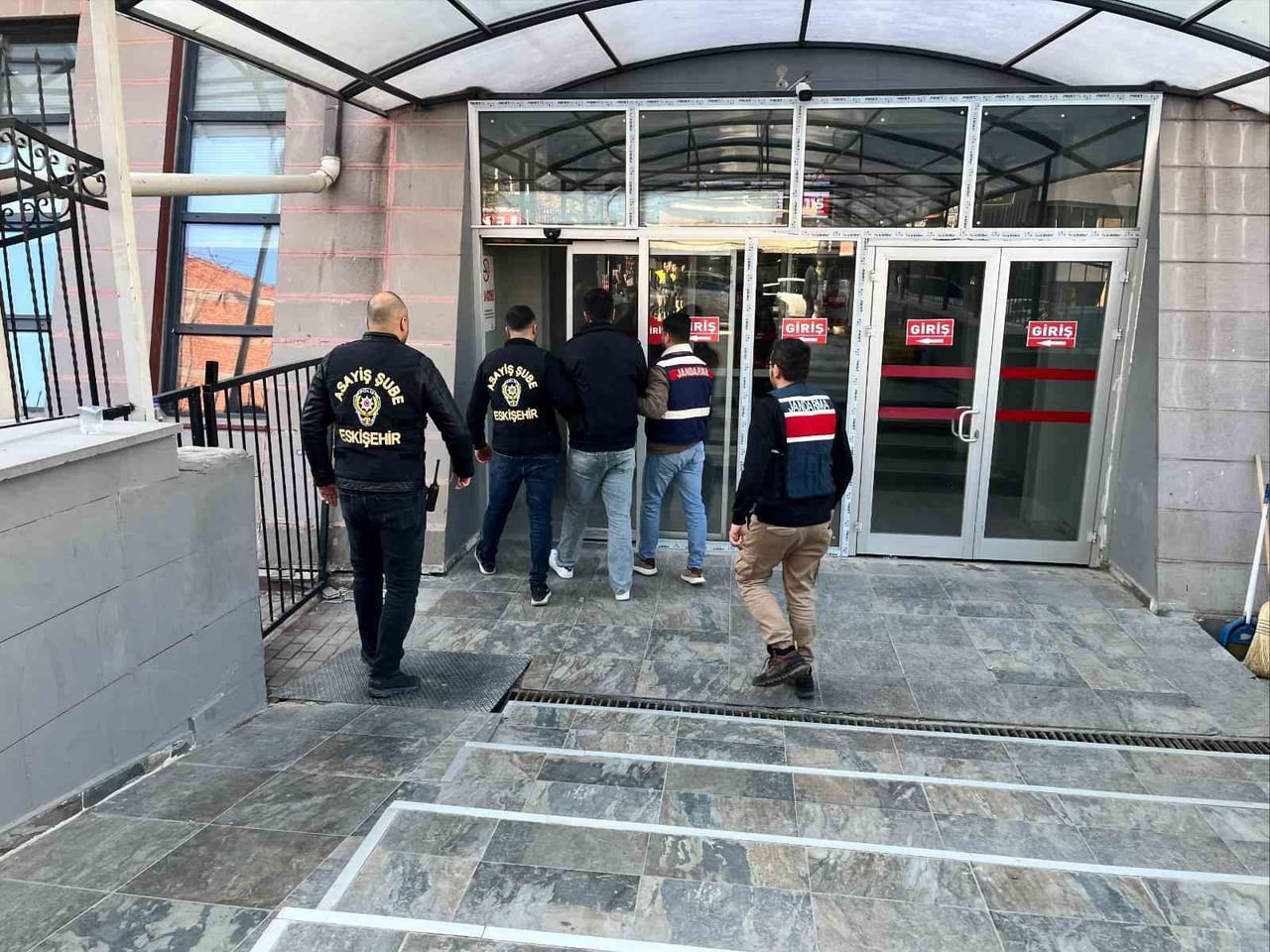 ESKİŞEHİR İL JANDARMA KOMUTANLIĞI EKİPLERİNİN ARANAN ŞAHISLARIN YAKALANMASINA YÖNELİK ÇALIŞMALAR...