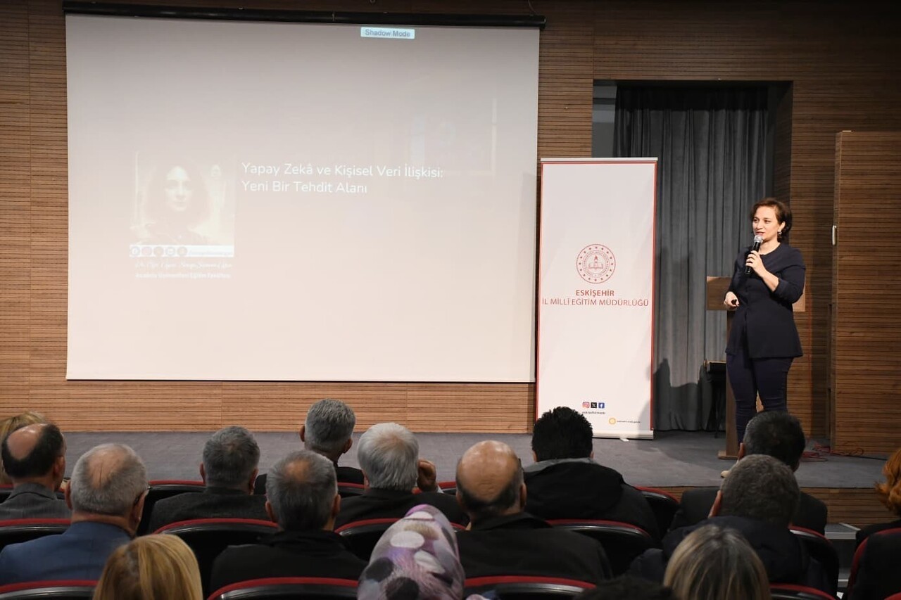 ESKİŞEHİR İL MİLLÎ EĞİTİM MÜDÜRLÜĞÜ TARAFINDAN DÜZENLENEN 'YAPAY ZEKÂ VE KİŞİSEL VERİLERİN...