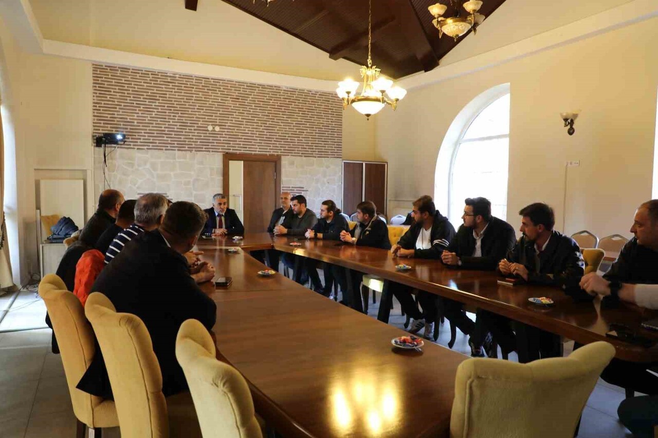 ESKİŞEHİR İL TARIM VE ORMAN MÜDÜRLÜĞÜ'NCE TOHUMLUK ÜRETİMİ YAPAN 13 FİRMA TEMSİLCİSİNİN...