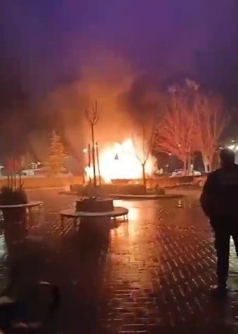 ESKİŞEHİR ŞEHİR HASTANESİ'NDE 2 OTOMOBİLİN KULLANILAMAZ HALE GELDİĞİ YANGIN ANI, CEP TELEFONU...