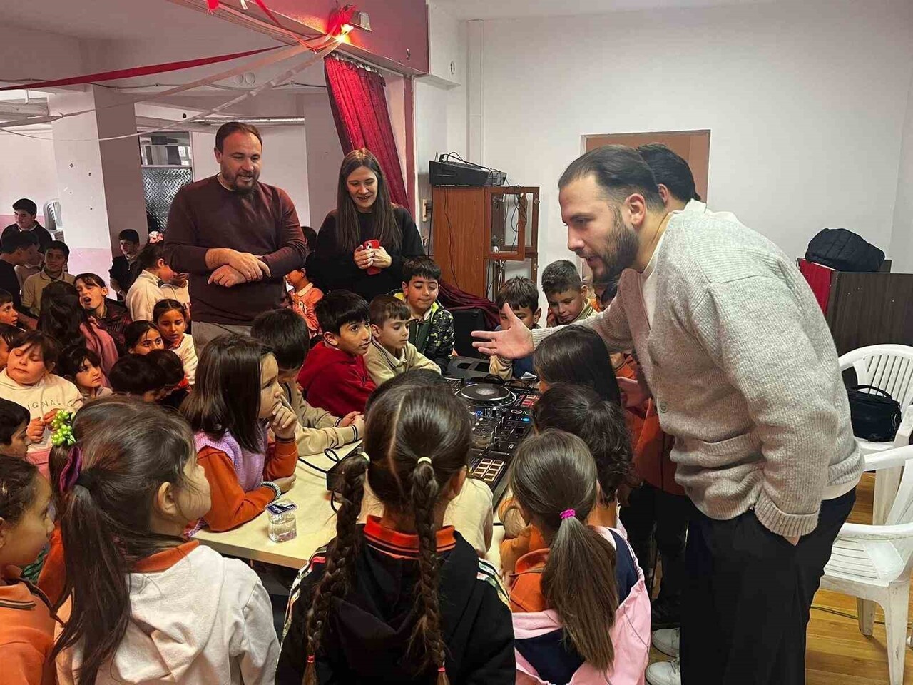 ESKİŞEHİR ŞEHİT PİYADE ÜSTEĞMEN GÖKHAN YAVUZ İLKÖĞRETİM OKULU ÖĞRENCİLERİ, DİSK-JOKEY (DJ)...