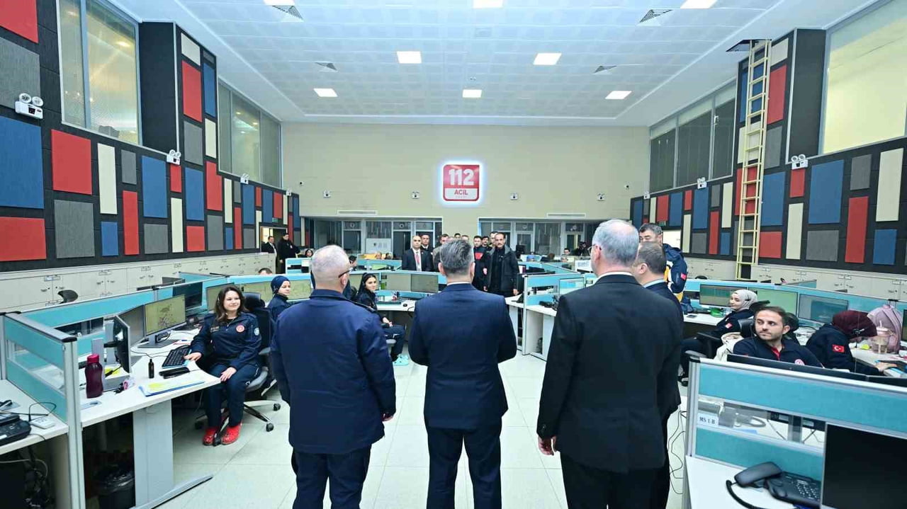 ESKİŞEHİR VALİSİ HÜSEYİN AKSOY, 112 ACİL ÇAĞRI MERKEZİ MÜDÜRLÜĞÜ’NÜ ZİYARET EDİP GÖREVLİLERİN YENİ...