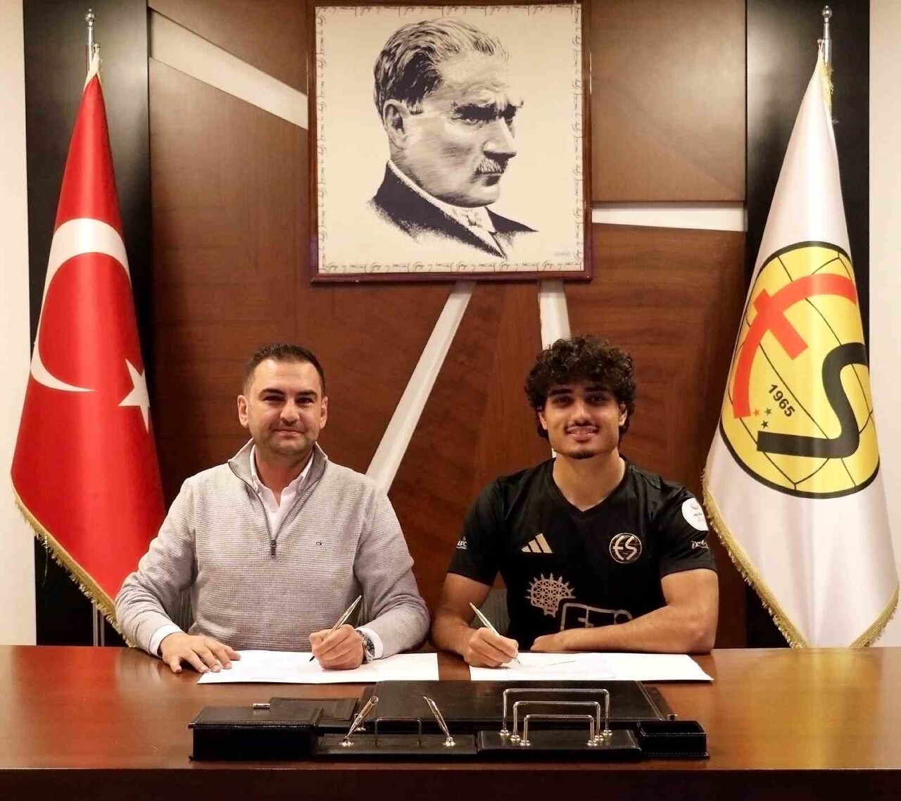 ESKİŞEHİRSPOR, 19 YAŞINDAKİ SOL BEK OYUNCUSU SAMET CAN YILMAZ İLE ANLAŞMA SAĞLANDIĞINI...