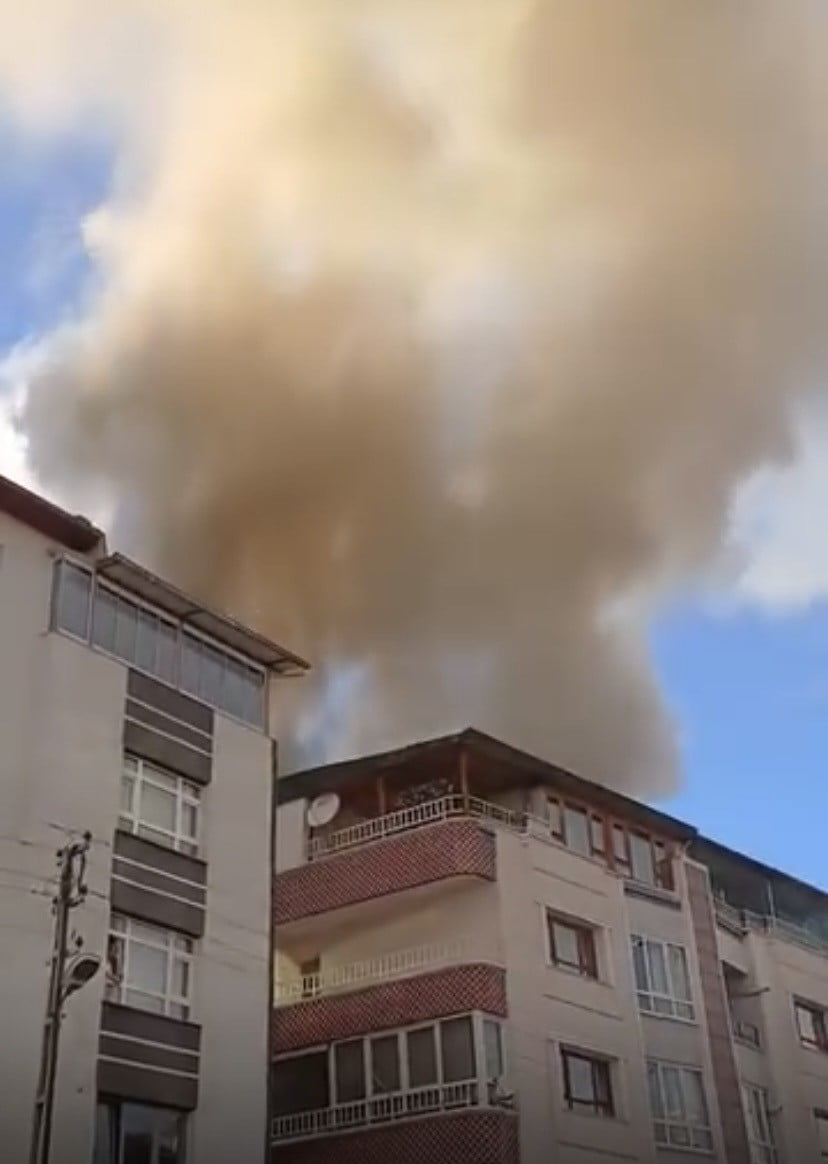 ETİMESGUT İLÇESİNDE BİR BİNANIN ÇATISINDA ÇIKAN YANGIN PANİĞE NEDEN OLURKEN DUMANLAR GÖKYÜZÜNÜ...
