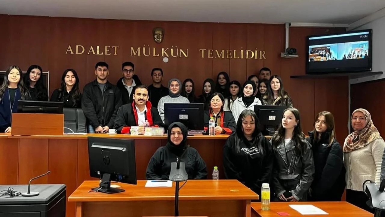 ETKİNLİĞİN SONUNDA ÖĞRENCİLER, HAKİM VE SAVCI CÜBBELERİNİ GİYEREK TEMSİLİ OLARAK OTURDUKLARI...