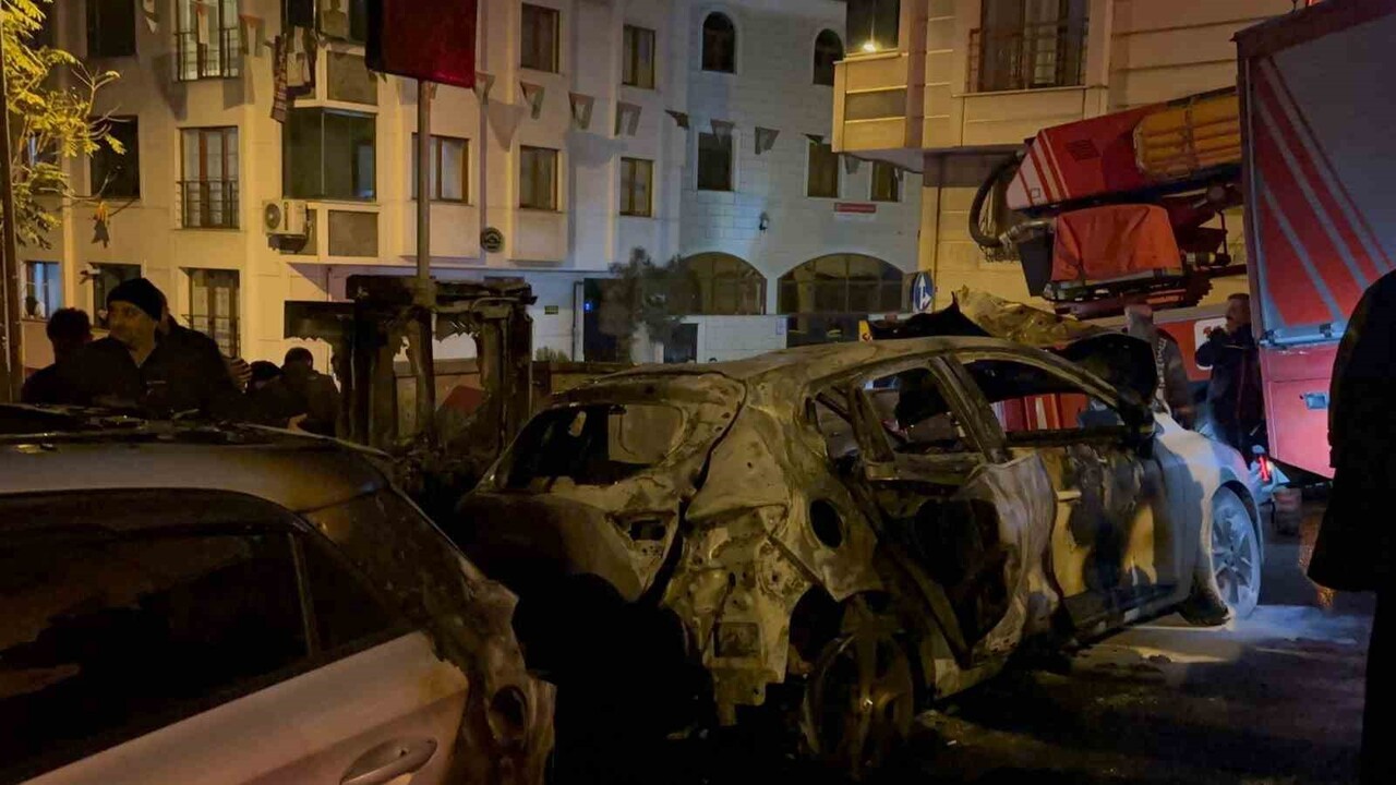 EYÜPSULTAN’DA İKİ ARAÇ ALEVLERE TESLİM OLDU: MAHALLENİN İNTERNETİ KESİLDİ  1