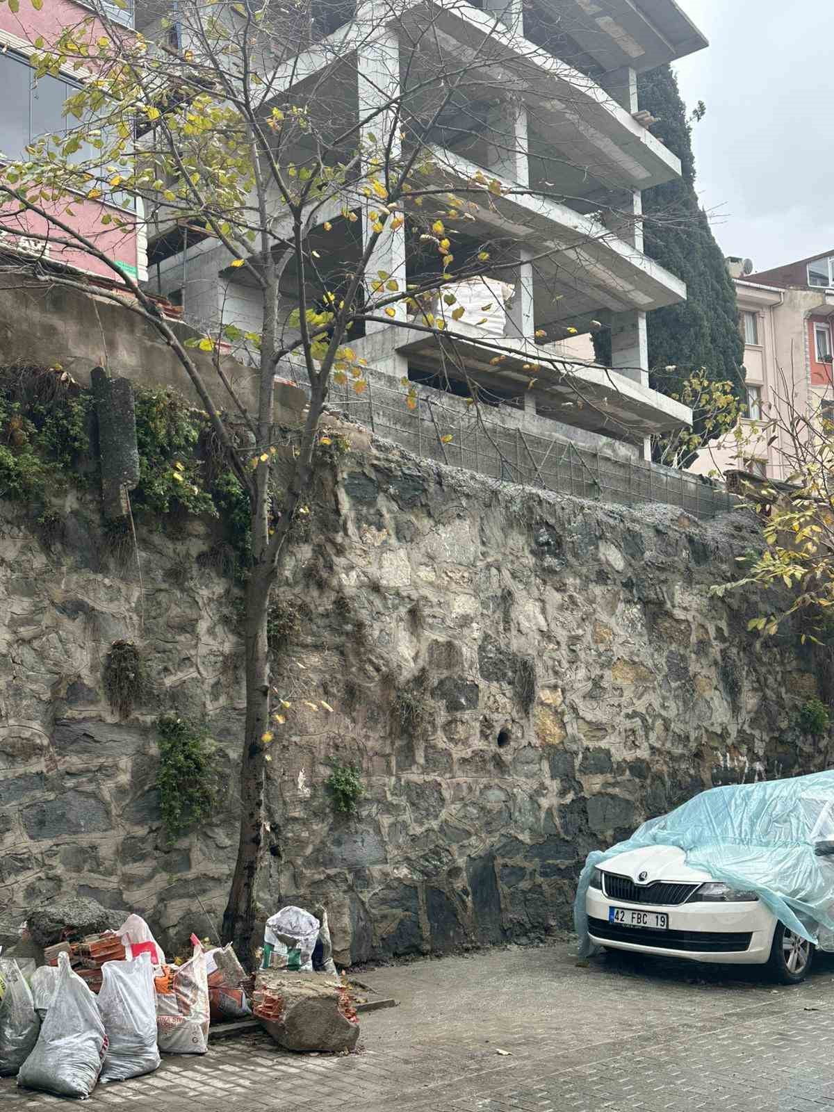 EYÜPSULTAN İLÇESİNDE İNŞAATTA BETON POMPASININ ÇALIŞTIRILMASIYLA İSTİNAT DUVARINDAN KOPAN...