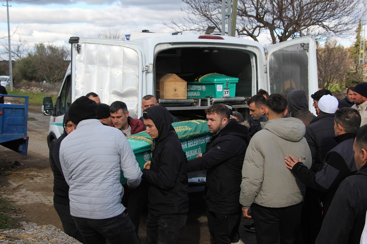 FECİ KAZADA YAŞAMINI YİTİREN BABA, OĞUL VE TORUN SON YOLCULUKLARINA UĞURLANDI
