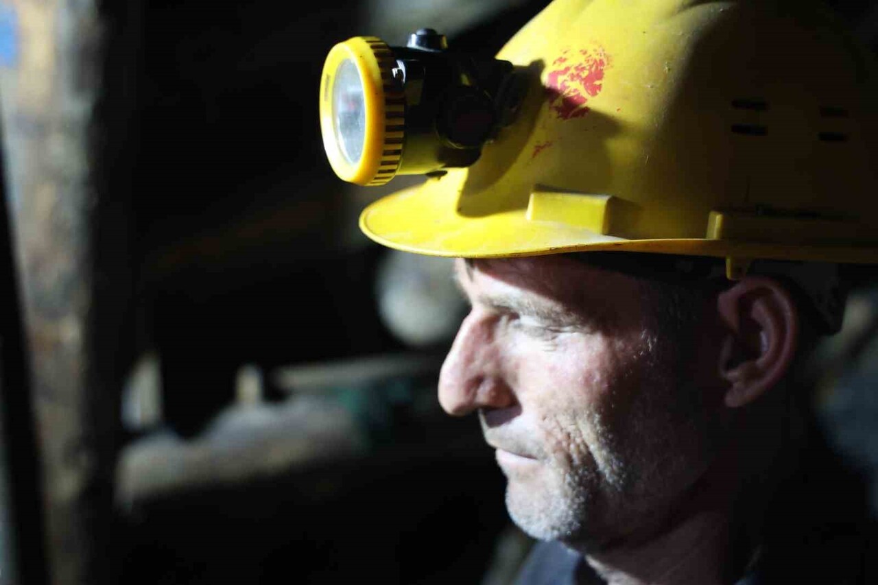 FEKE İLÇESİNDE YERİN 700 METRE ALTINDA ZORLU MESAİ YAPAN MADEN İŞÇİLERİ,  SAVUNMA SANAYİNDE DE...