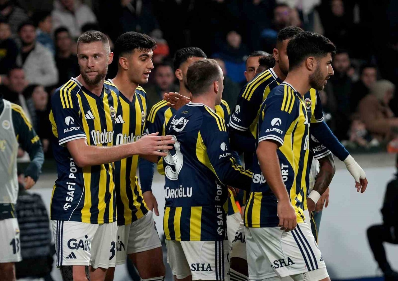 FENERBAHÇE, TRENDYOL SÜPER LİG’DE KONUK OLDUĞU BAŞAKŞEHİR İLE 1-1 BERABERE KALARAK BU SEZONKİ 6....