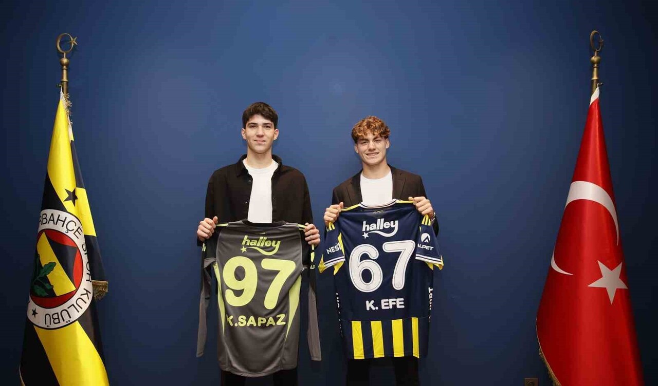 FENERBAHÇE, U19 TAKIMINDA FORMA GİYEN 2008 DOĞUMLU FUTBOLCULAR KAMİL EFE ÜREGEN VE KUZEY SAPAZ İLE...