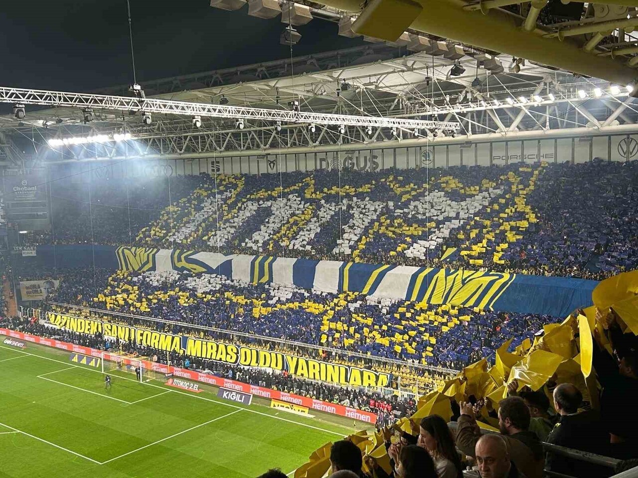 FENERBAHÇELİ TARAFTARLAR, GALATASARAY DERBİSİNE ÖZEL KOREOGRAFİ HAZIRLADI.