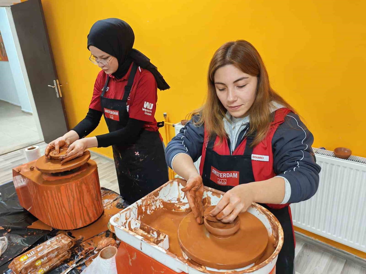 FETHİYE'NİN GENÇLERİ ÇAMURA HAYAT VERİYOR
