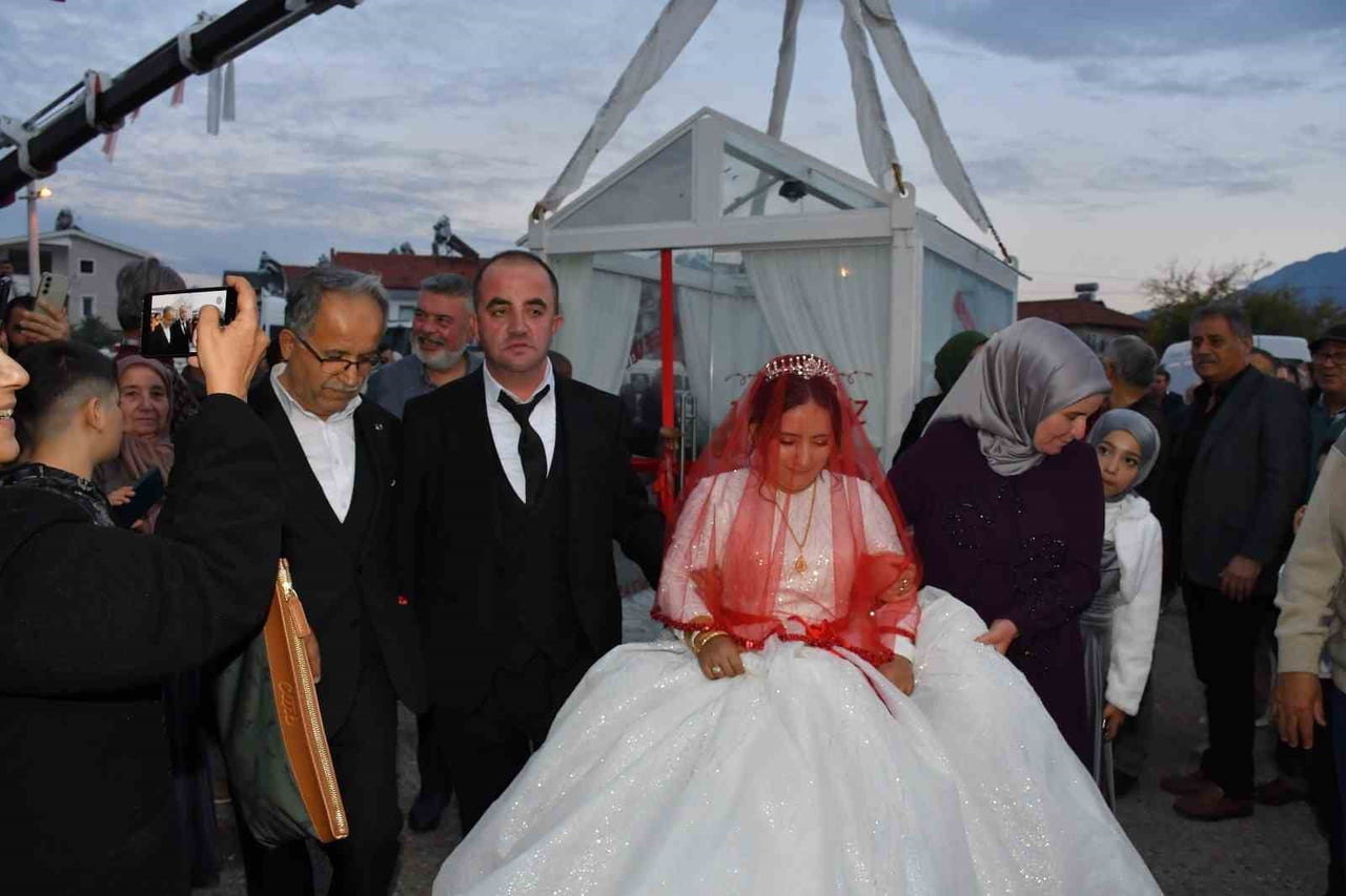 FETHİYE’DE SIRA DIŞI DÜĞÜN: "GELİN VE DAMAT CAM VİTRİNDE"