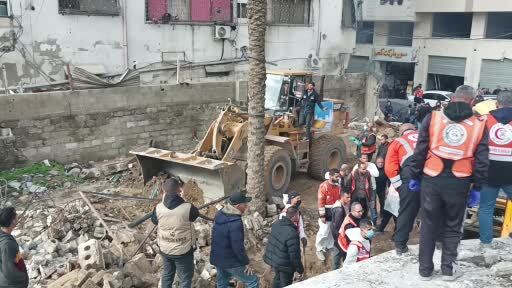 Filistin sivil savunma ekipleri tarafından Gazze Şehri’nde yapılan enkaz çalışmaları sırasında...
