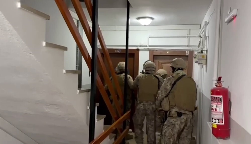 FİRARİ BULUNAN MAZLUM DEMİR'İN YÖNETTİĞİ SUÇ ÖRGÜTÜNE YÖNELİK GERÇEKLEŞTİRİLEN OPERASYONDA 20...