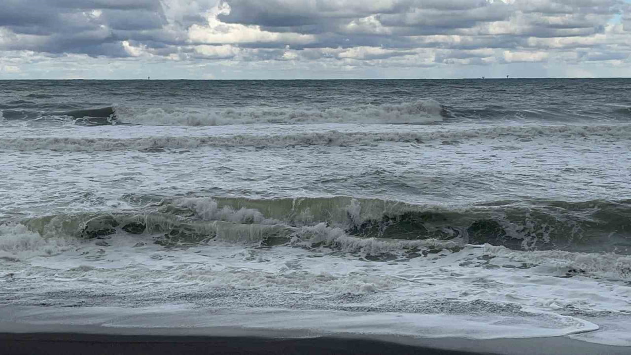 FIRTINA NEDENİYLE DALGALAR OLUŞURKEN SU MENDİREĞİ AŞIYOR.