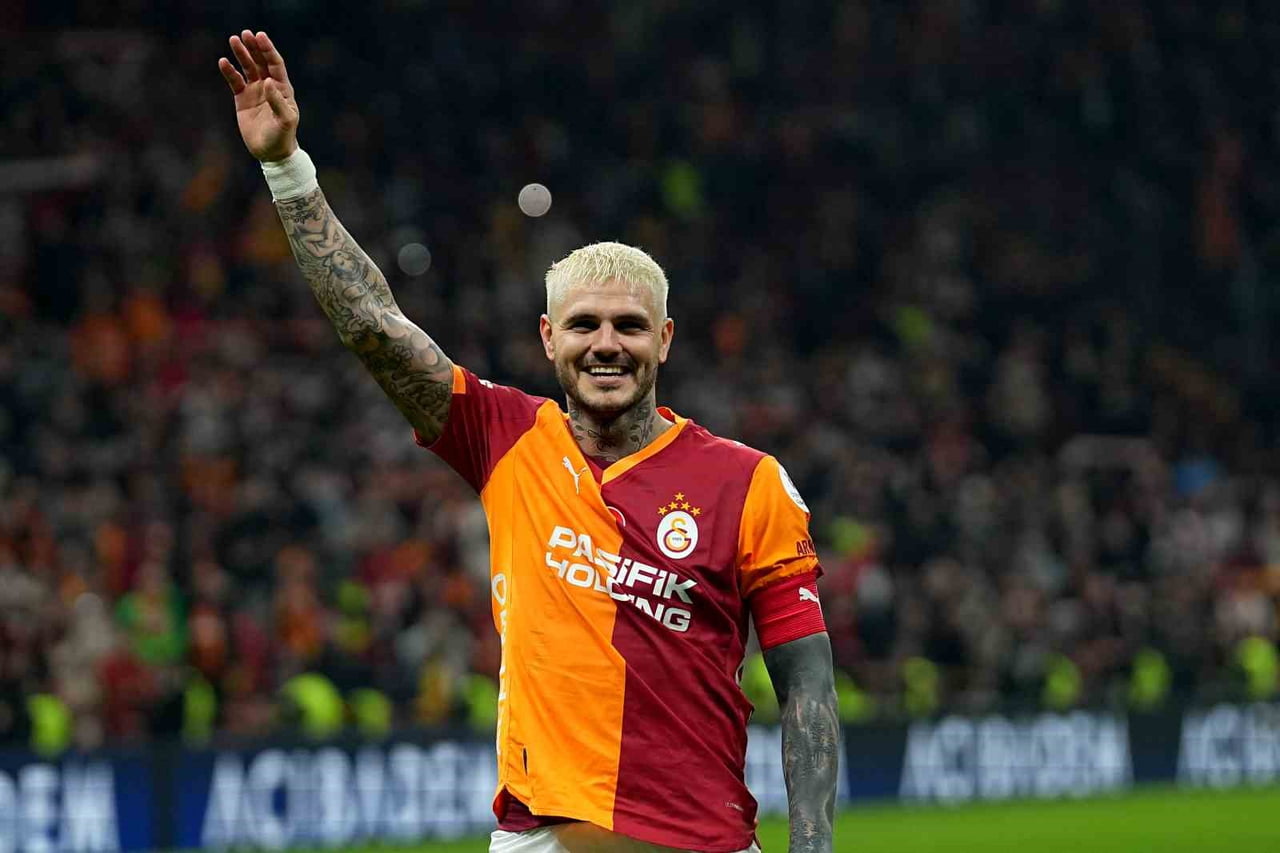 GALATASARAY’IN ARJANTİNLİ FUTBOLCUSU MAURO ICARDİ, KASIMPAŞA MAÇININ ARINDAN SARI-KIRMIZILI...
