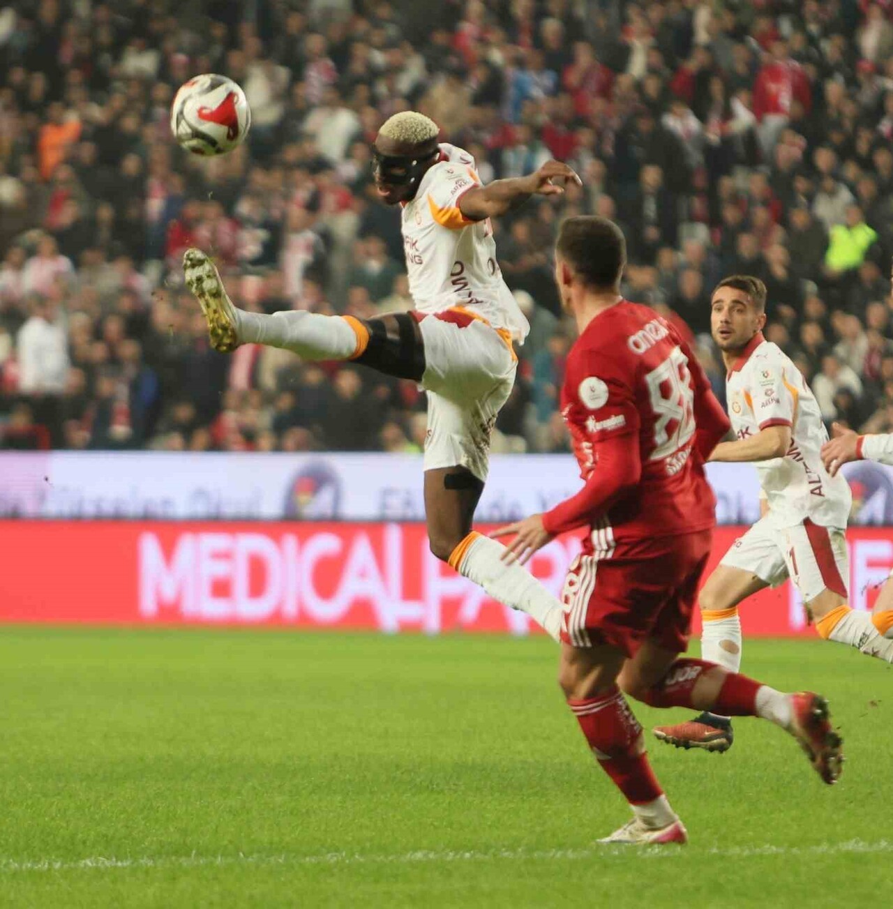 GALATASARAY’IN NİJERYALI FUTBOLCUSU VİCTOR OSİMHEN, ANTALYASPOR KARŞILAŞMASINDA ATTIĞI GOLLE...