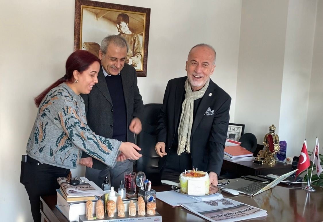 GAZETE ÇALIŞANLARI DA 50. YILLARINI, PASTA KESEREK KUTLADI.