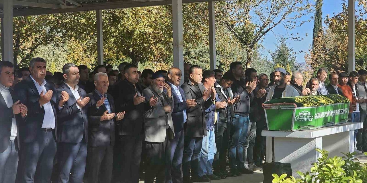 GAZİANTEP'İN ARABAN İLÇESİNDE KONTROLDEN ÇIKARAK PARK HALİNDEKİ KAMYONA ÇARPAN ARAÇTA HAYATINI...