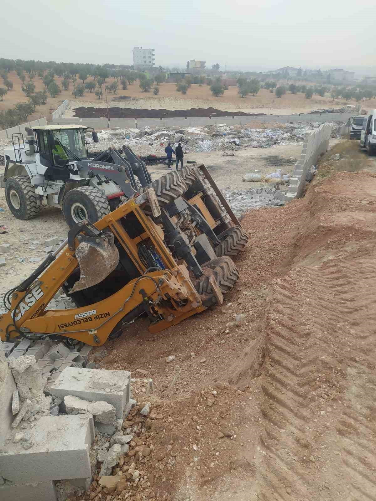 GAZİANTEP'İN NİZİP İLÇESİNDE YOL ÇALIŞMASI SIRASINDA YAŞANAN ÇÖKME NEDENİYLE KEPÇENİN DEVRİLMESİ...