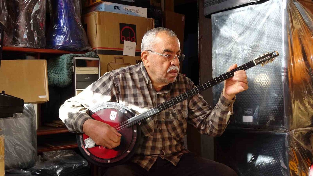 GAZİANTEP'TE 11 YAŞINDAYKEN AĞABEYİNİN HEDİYE ETTİĞİ BAĞLAMA İLE MÜZİĞE ADIM ATAN DAVUT AKDOĞAN'IN...