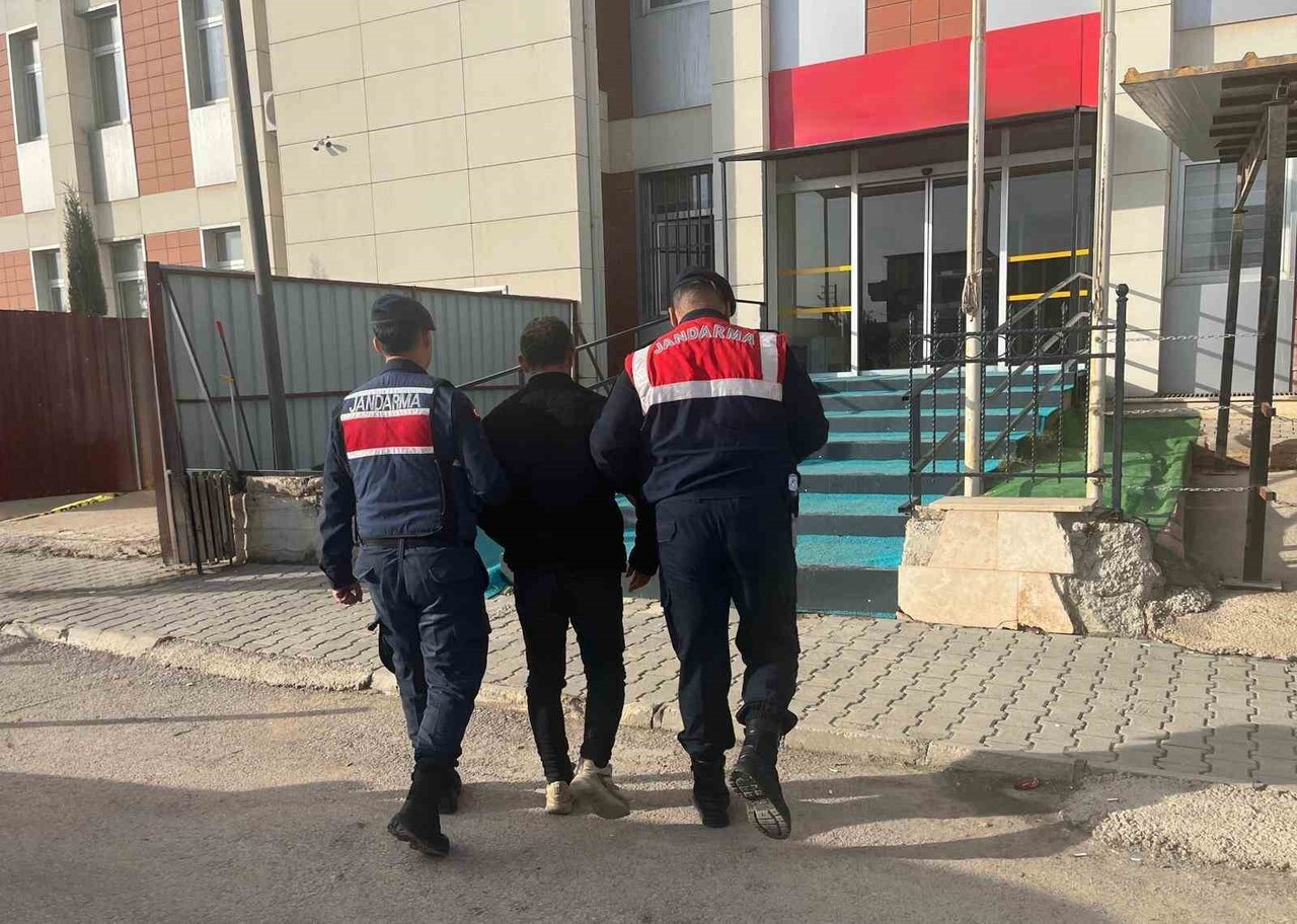 GAZİANTEP'TE 11 YIL HAPİS CEZALARIYLA ARANAN 3 ŞAHSI JANDARMA YAKALADI