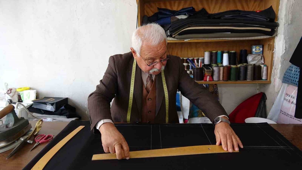 GAZİANTEP'TE 55 YILDIR TERZİLİK YAPAN 67 YAŞINDAKİ NEZİR CANPOLAT, İLERLEYEN YAŞINA RAĞMEN...