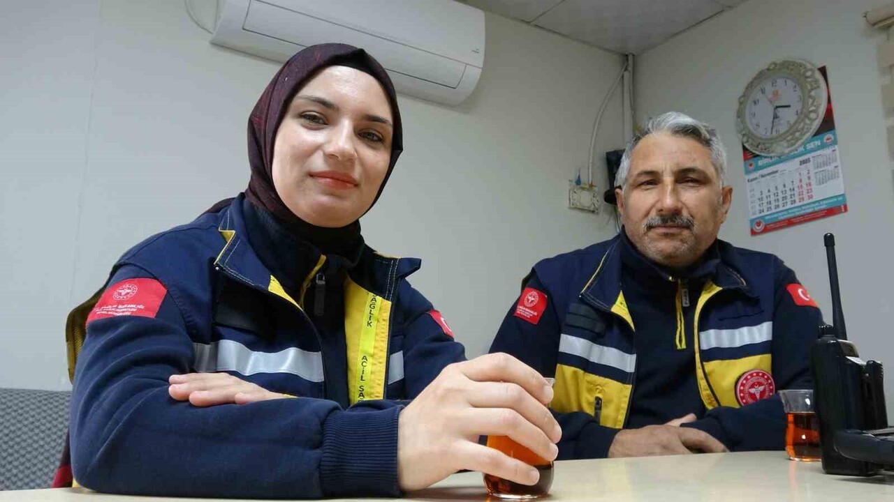 GAZİANTEP'TE AMBULANS ŞOFÖRÜ OLARAK GÖREV YAPAN BİLAL KAR VE ACİL TIP TEKNİSYENİ OLARAK GÖREV...