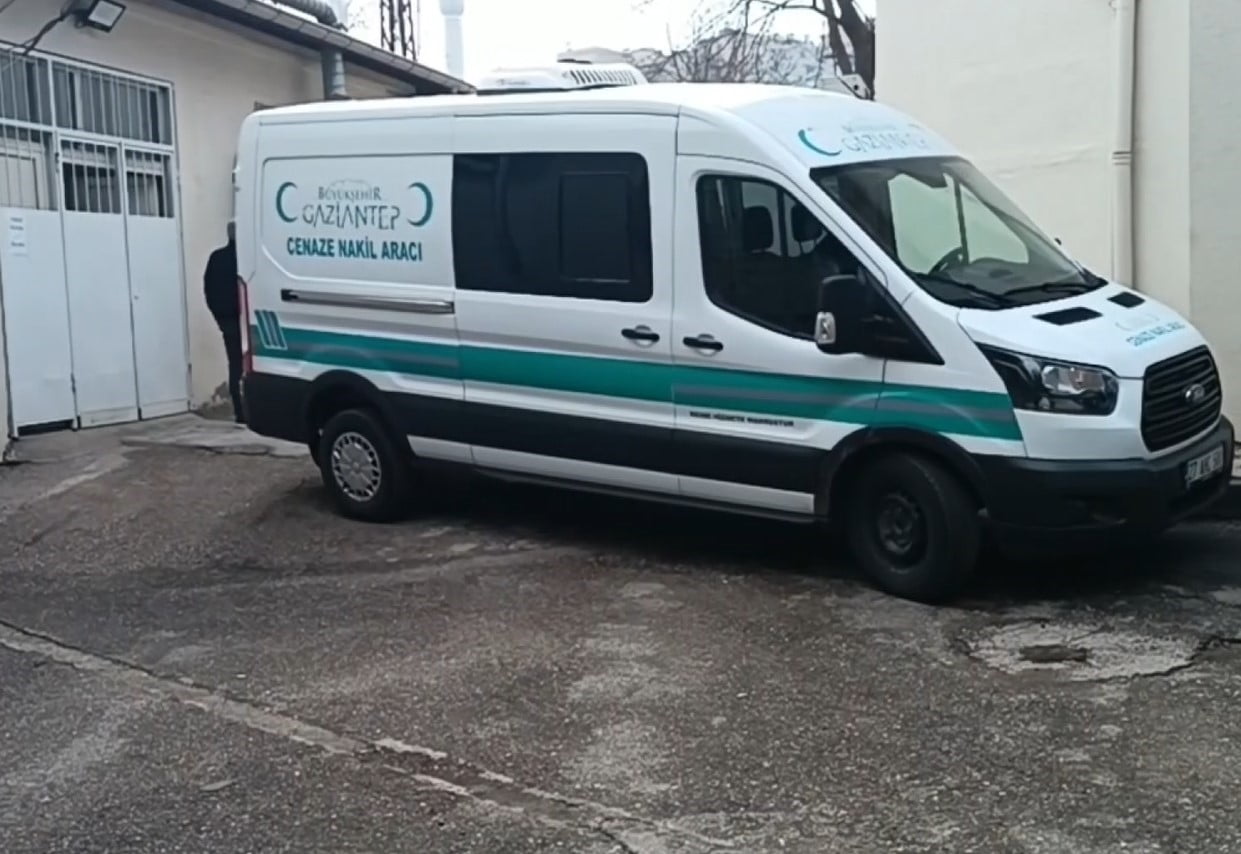 GAZİANTEP'TE BARİYERLERE ÇARPARAK ALEV ALAN ARACIN SÜRÜCÜSÜ ÖLDÜ