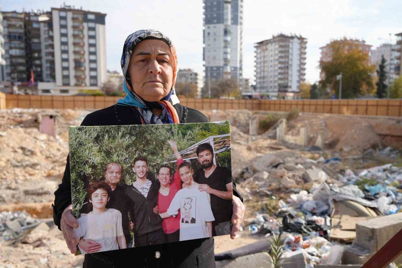 GAZİANTEP'TE KAHRAMANMARAŞ MERKEZLİ DEPREMLERDE YIKILAN EMRE APARTMANI'NDA KIZINI, DAMADINI VE 4...