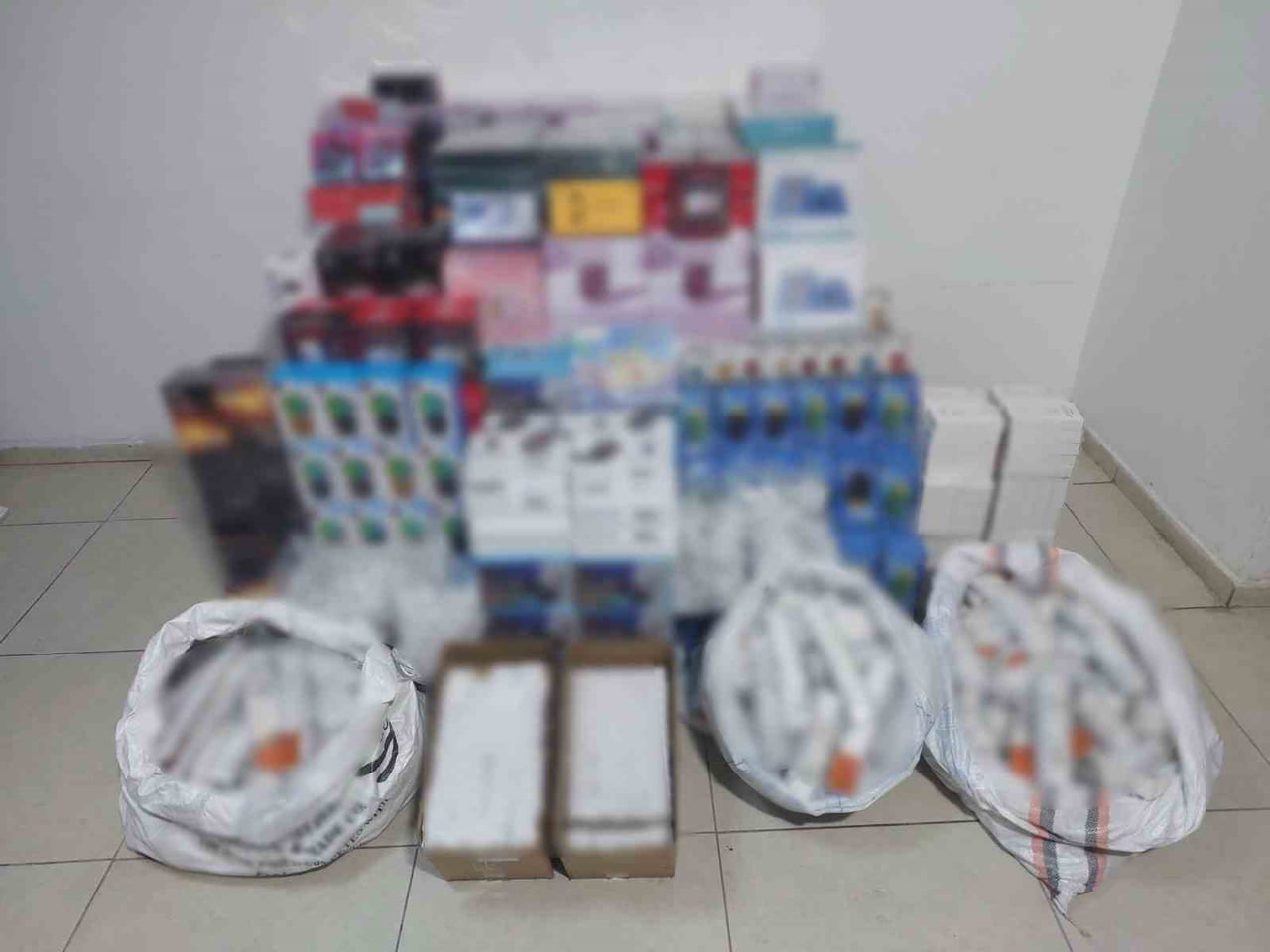 GAZİANTEP'TE PİYASA DEĞERİ 1 MİLYON 350 BİN TL OLAN GÜMRÜK KAÇAĞI ELEKTRONİK EŞYA ELE GEÇİRİLDİ, 1...