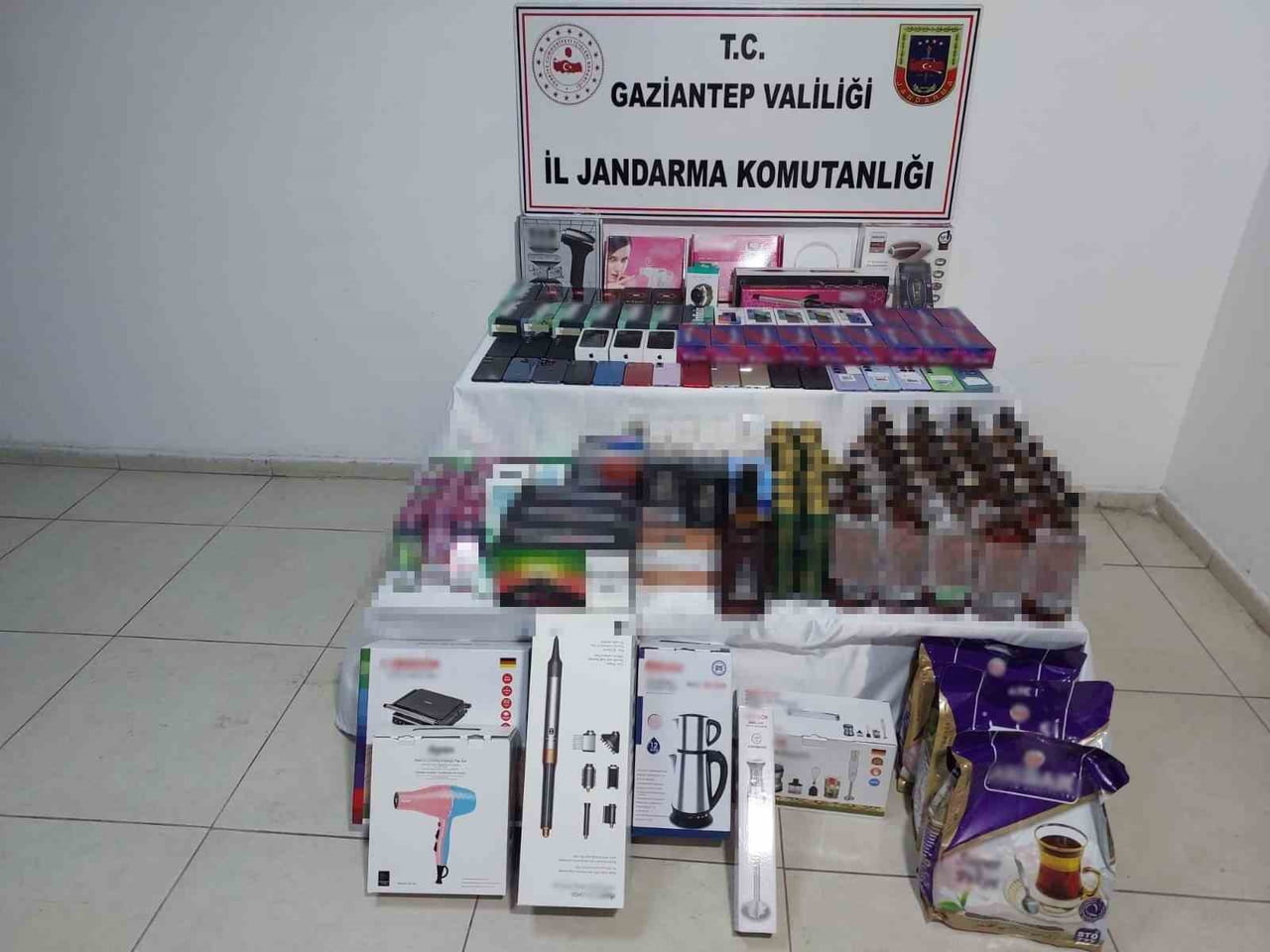 GAZİANTEP'TE YILBAŞI ÖNCESİ YAPILAN OPERASYONDA 140 LİTRE SAHTE ALKOL ELE GEÇİRİLDİ. OPERASYONDA 8...