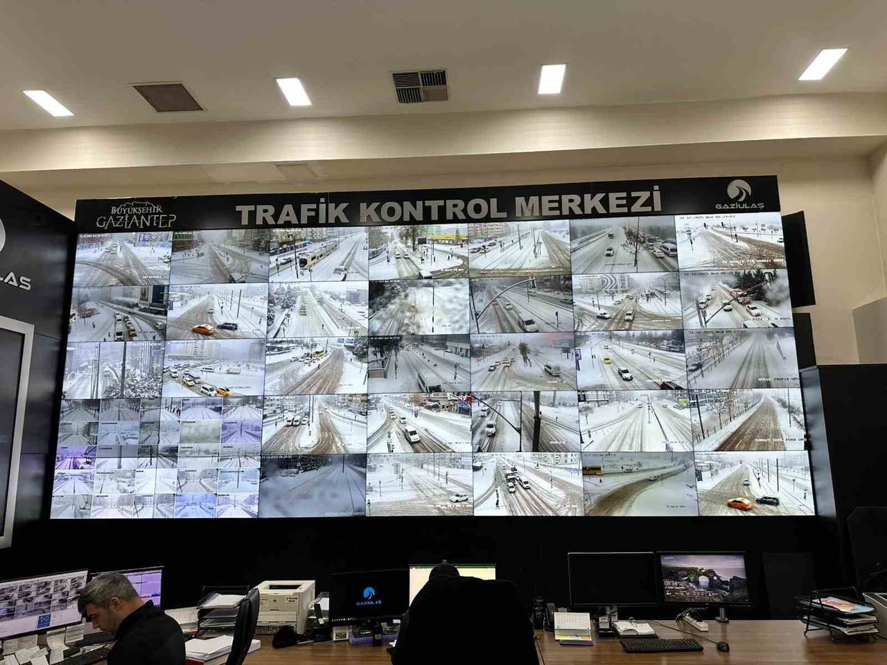 GAZİANTEP BÜYÜKŞEHİR BELEDİYESİ, KAR YAĞIŞINA KARŞI YÜRÜTTÜĞÜ ÇALIŞMALARDA KLASİK YÖNTEMLERİ...