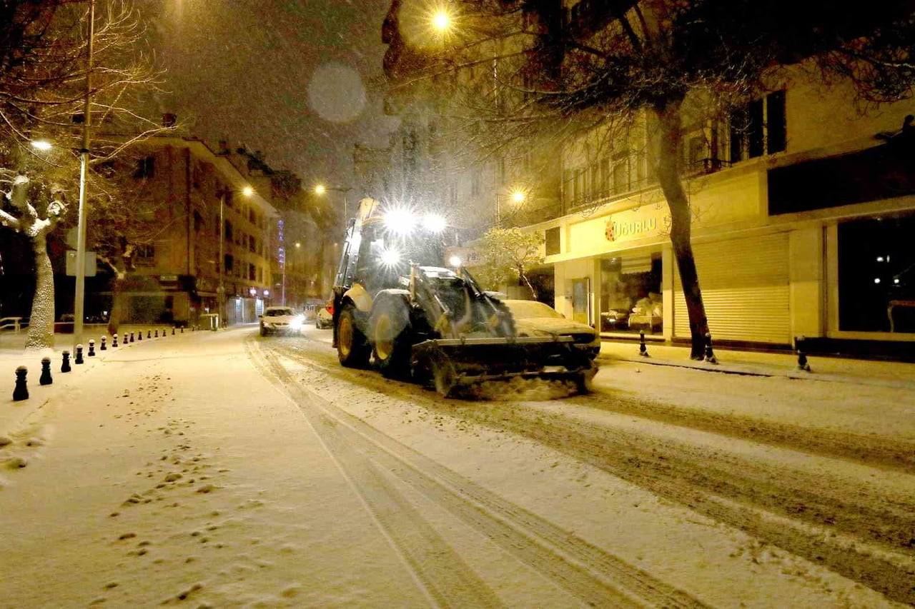 GAZİANTEP BÜYÜKŞEHİR BELEDİYESİ, KENT GENELİNDE ETKİSİNİ ARTTIRAN YOĞUN KAR YAĞIŞINA KARŞI TÜM...