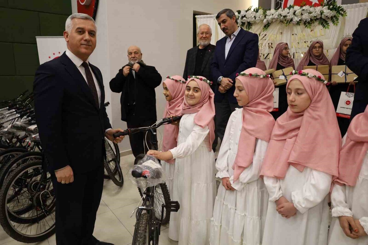 GAZİANTEP’TE 16 ÖĞRENCİ İCAZET MERASİMİNDE HAFIZLIK BELGELERİNİ ALDI