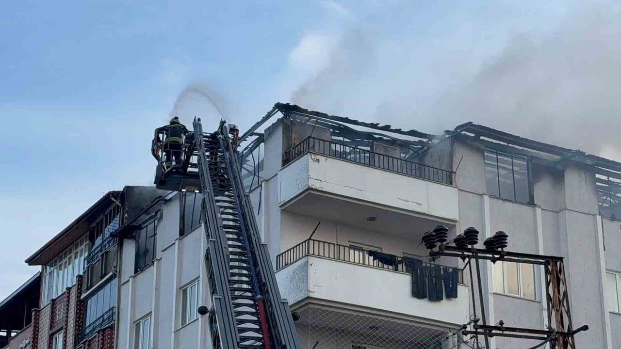 GAZİANTEP’TE 4 KATLI BİR BİNANIN TERASINDA ÇIKAN YANGIN PANİĞE NEDEN OLDU. YANGIN, İTFAİYE...