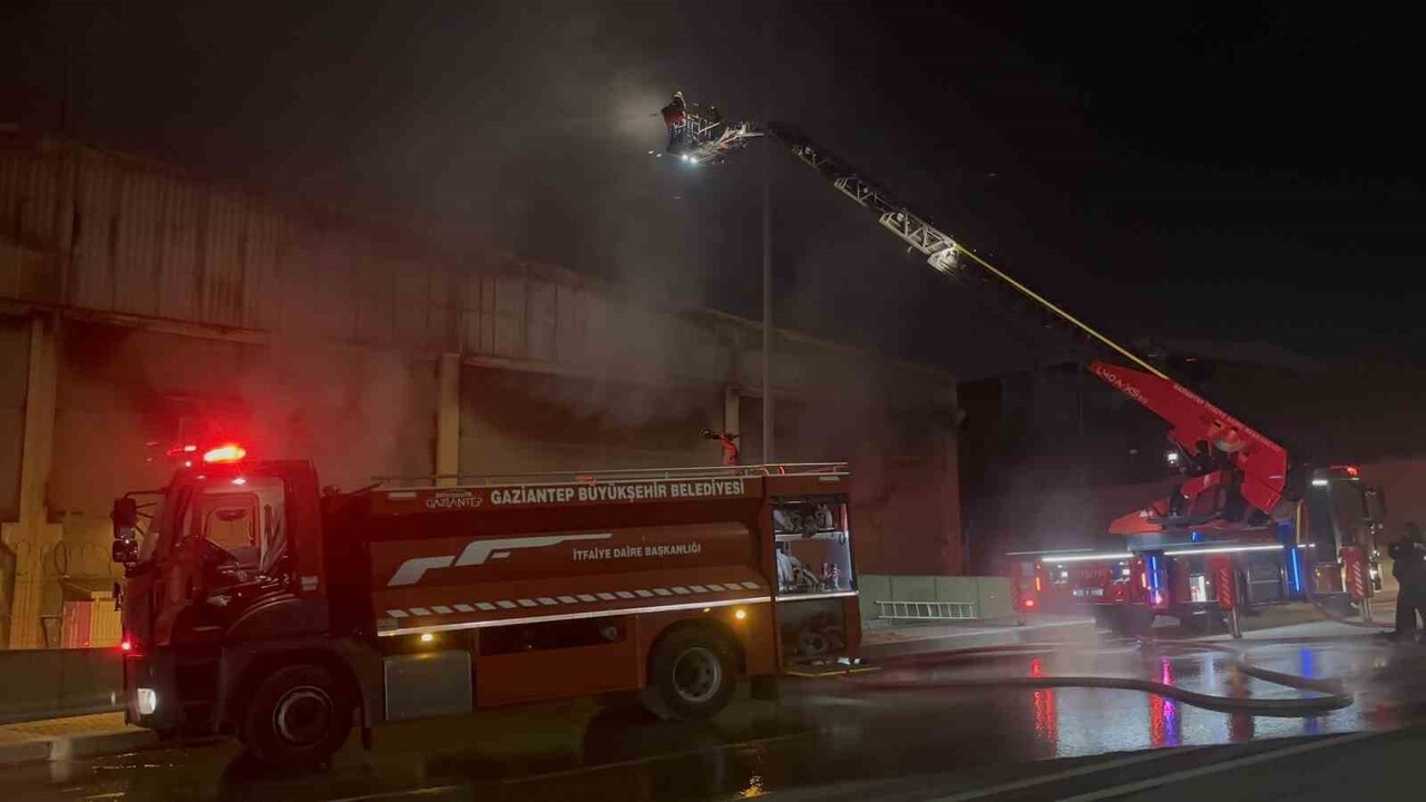 GAZİANTEP’TE BİR AMBALAJ FABRİKASINDA ÇIKAN YANGIN, İTFAİYE EKİPLERİNİN YAKLAŞIK 3 SAAT SÜREN...