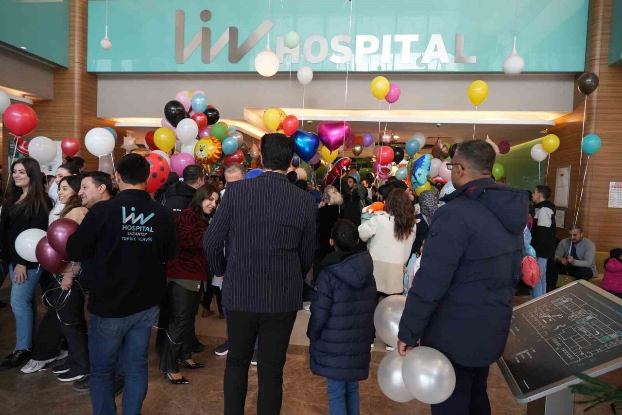 GAZİANTEP’TE KANSERİ YENEN MELİH TUĞRA İÇİN GÖKYÜZÜNE BALONLAR BIRAKILDI