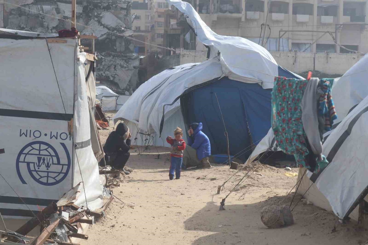 GAZZE ŞERİDİ'NDE ETKİLİ OLAN ŞİDDETLİ RÜZGAR VE SAĞANAK YAĞIŞ, İSRAİL ORDUSU TARAFINDAN YERİNDEN...