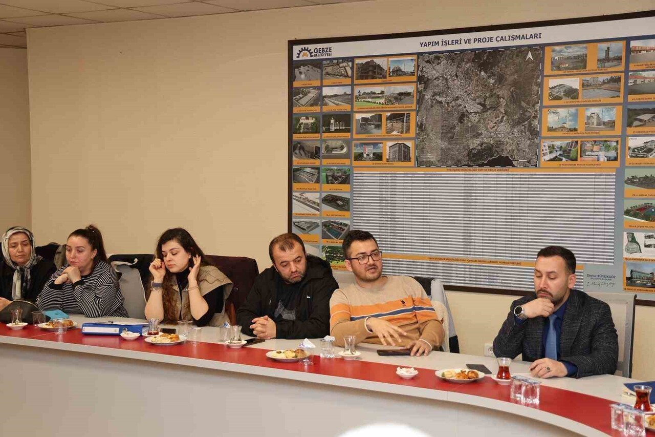 GEBZE BELEDİYE BAŞKANI ZİNNUR BÜYÜKGÖZ, AKSE SAPAĞI'NDA BULUNAN VE HAKKINDA YIKIM KARARI ALINAN...