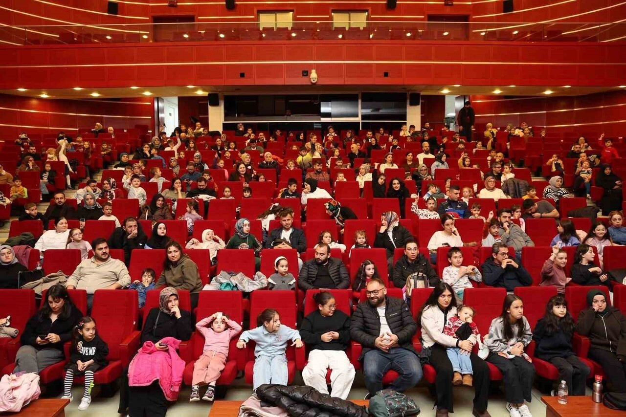 GEBZE BELEDİYESİ KÜLTÜR-SANAT ETKİNLİKLERİ KAPSAMINDA SAHNELENEN "RENKLİ ÇORAPLI KUZGUN" ADLI...